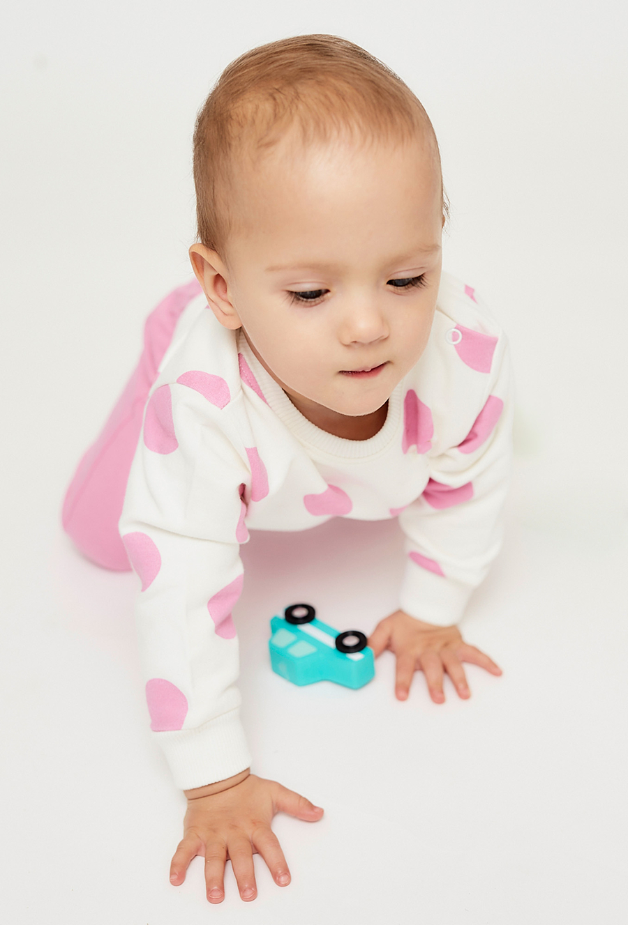 Bluza dresowa dla niemowlaka - biała w różowe grochy - 510.15.