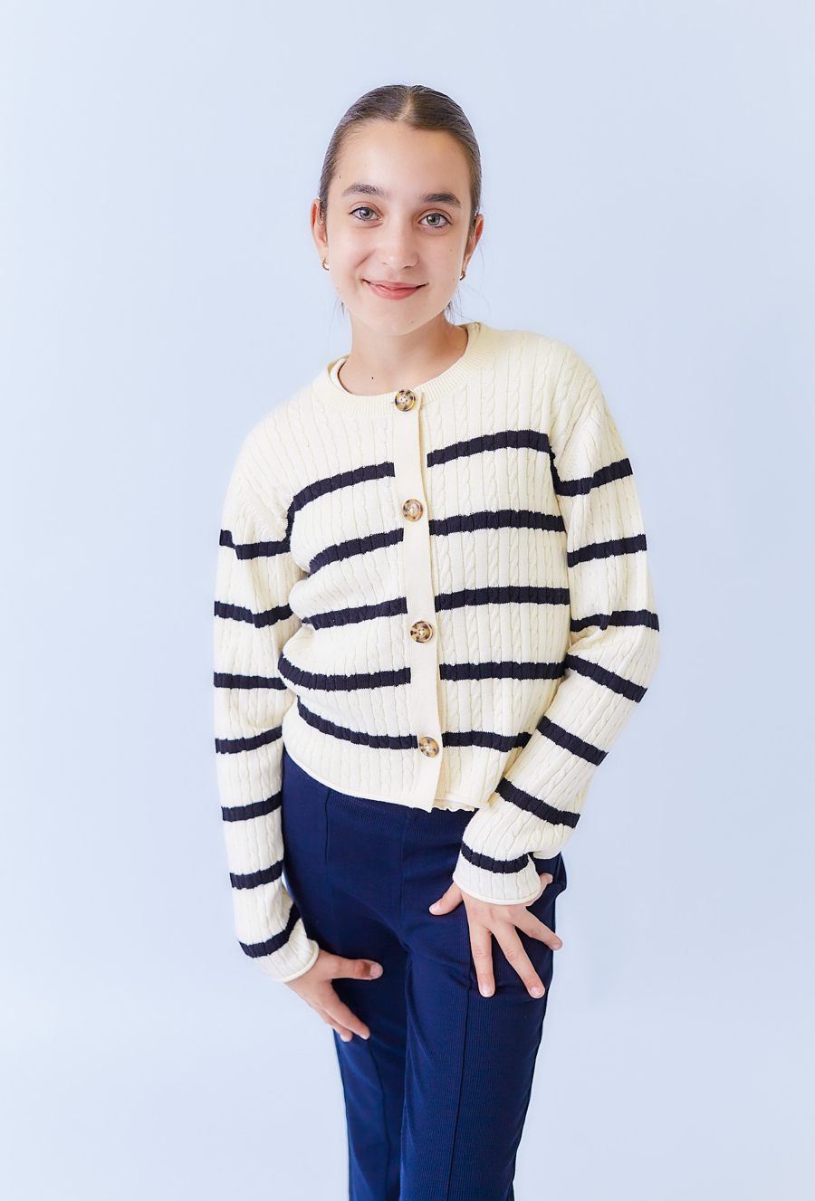 Dziewczęcy sweter kardigan w paski ecru – 100% bawełna