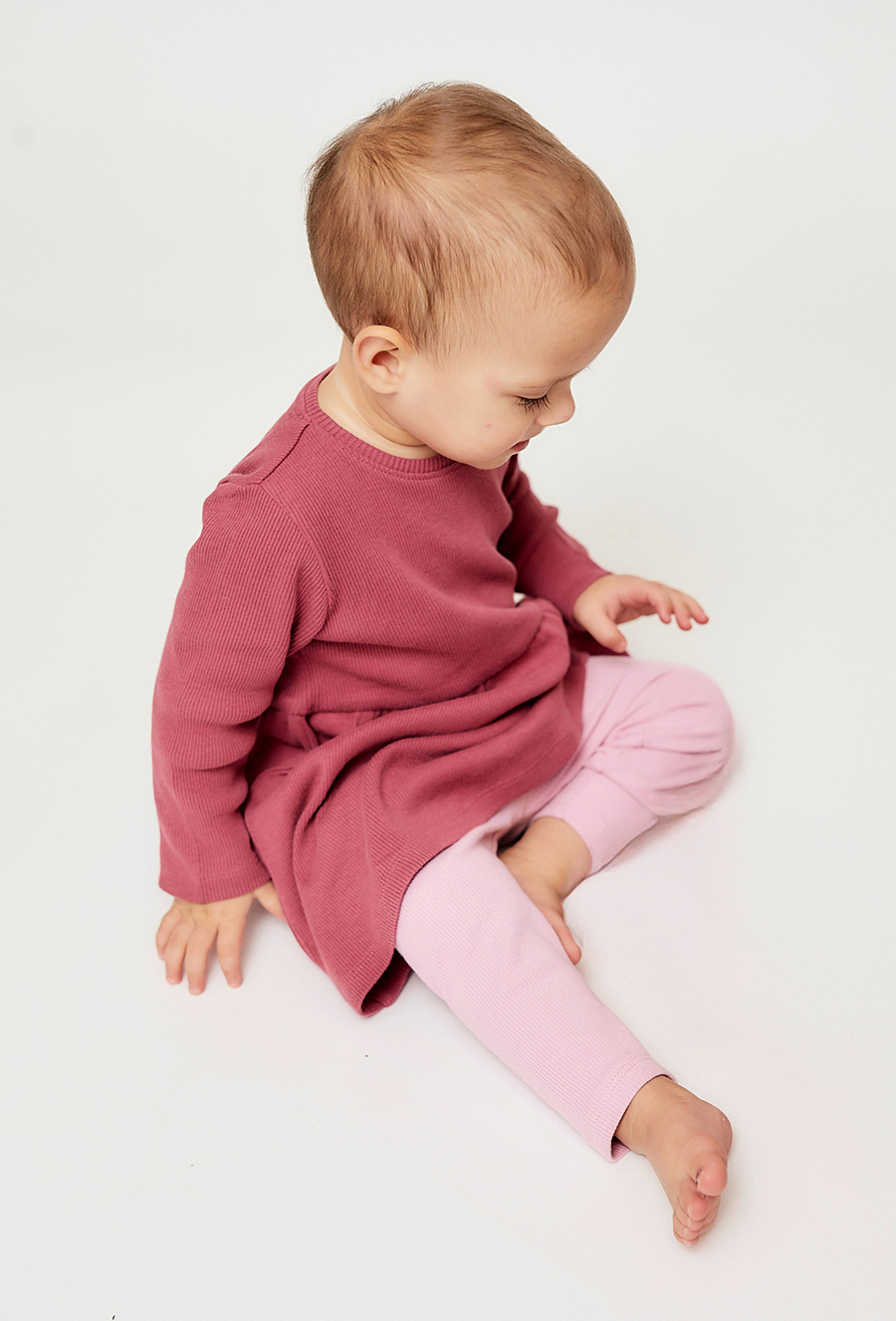 Prążkowana sukienka z długim rękawem