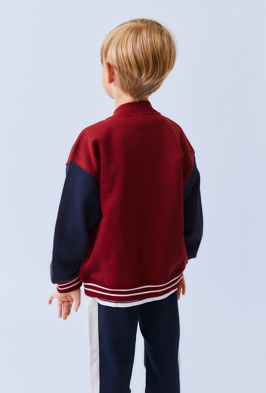 Czerwona bluza chłopięca z nadrukami i aplikacjami – rozpinana.