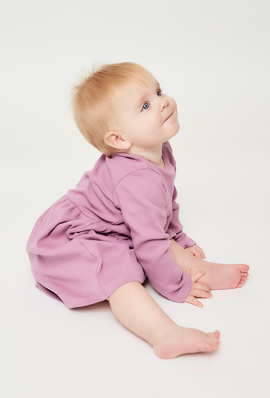 Dzianinowa sukienka niemowlęca w prążki - fioletowa