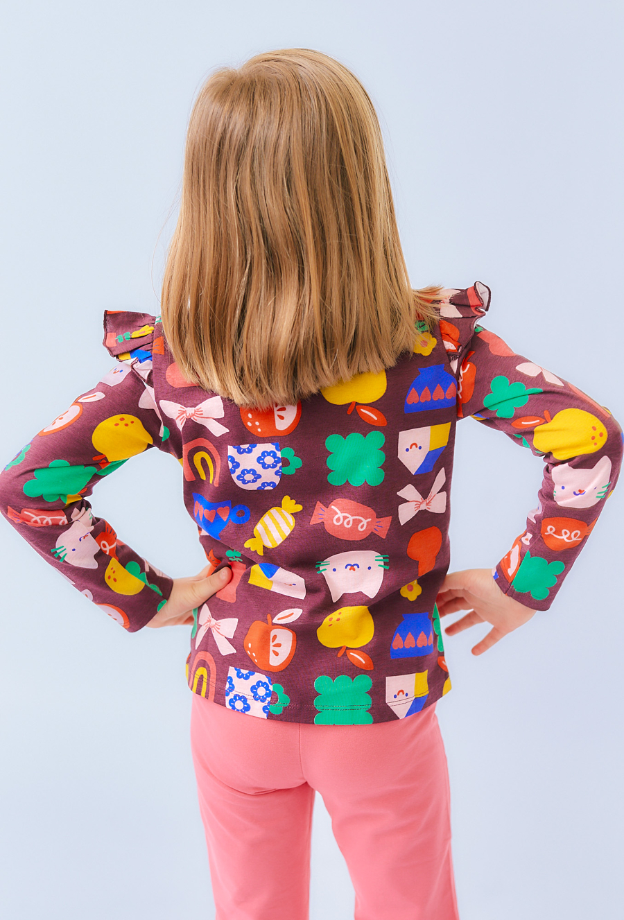 Brązowa bluzka dziewczęca z falbankami i kolorowym printem