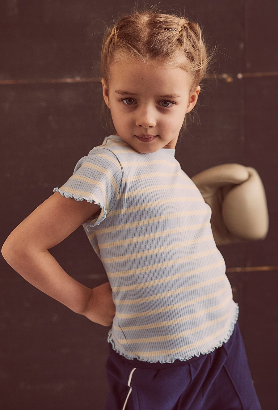 T-shirt dziewczęcy w drobne prążki - Limited Edition