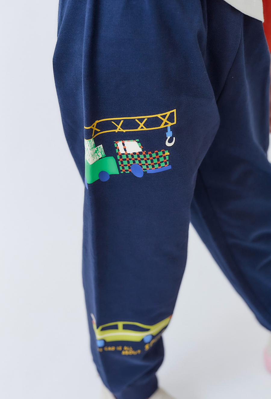 Granatowe spodnie dresowe dziecięce z nadrukiem aut.