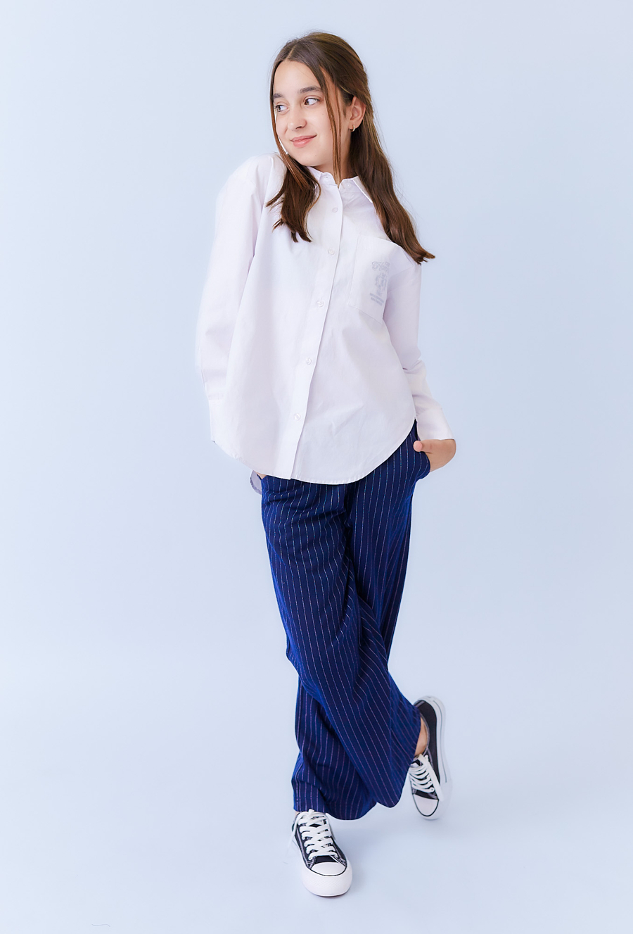 Biała koszula dziewczęca z haftowaną kieszenią