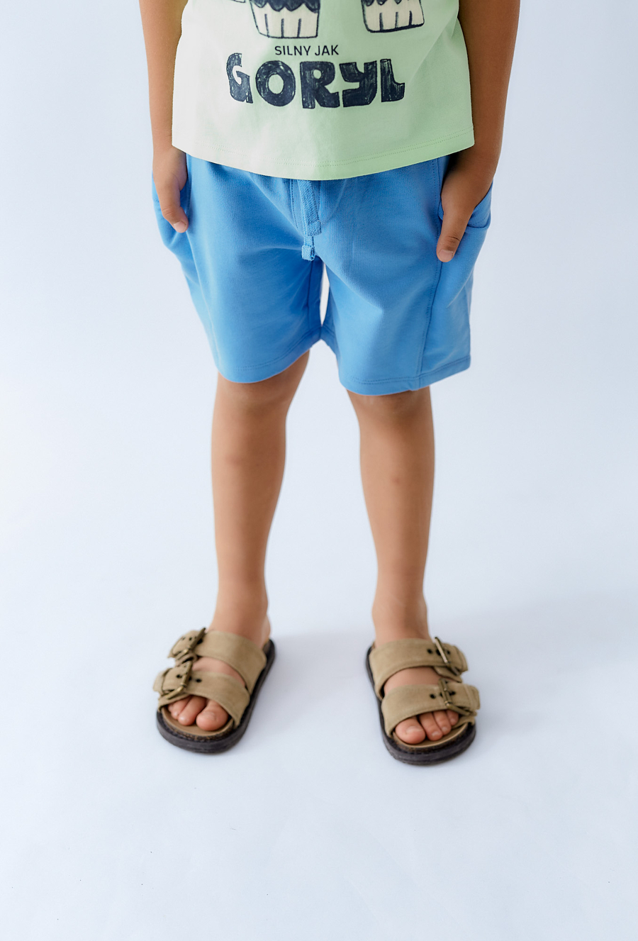 Niebieskie szorty chłopięce