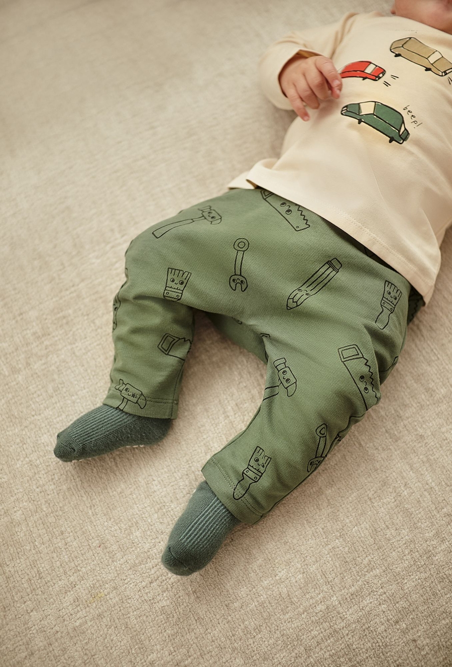 Zielone bawełniane spodnie dresowe niemowlęce