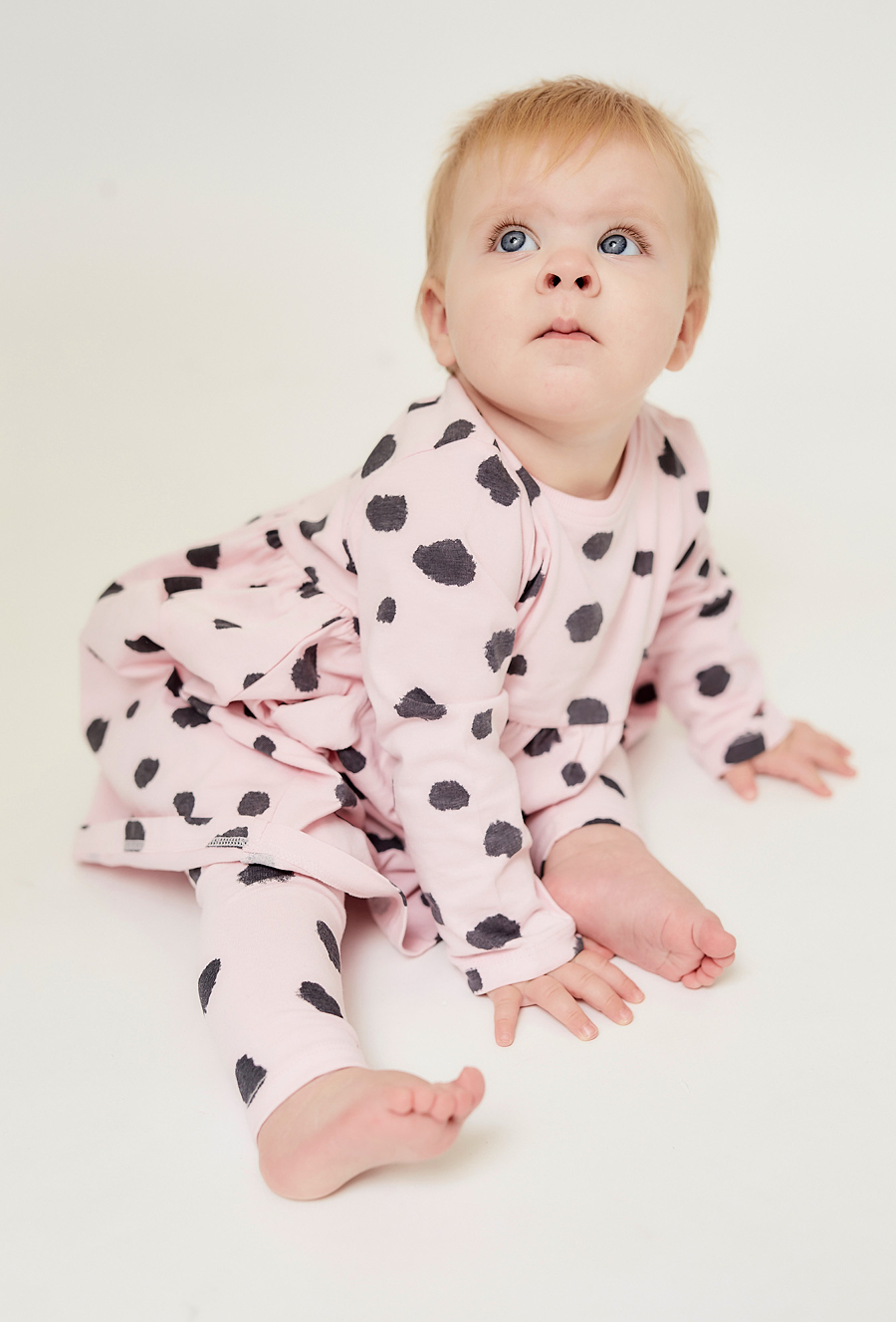 Różówa sukienka z długim rękawem w opki