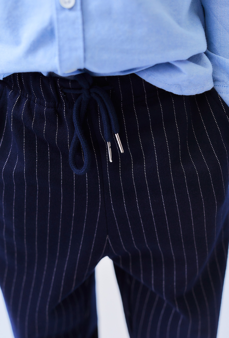 Granatowe spodnie dresowe chłopięce w prążek.