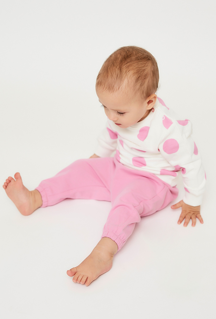 Bluza dresowa dla niemowlaka - biała w różowe grochy - 510.15.