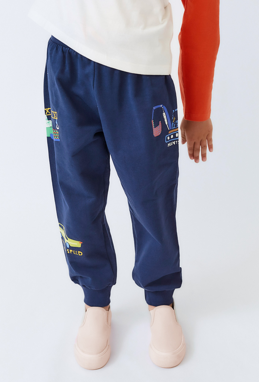 Granatowe spodnie dresowe dziecięce z nadrukiem aut.