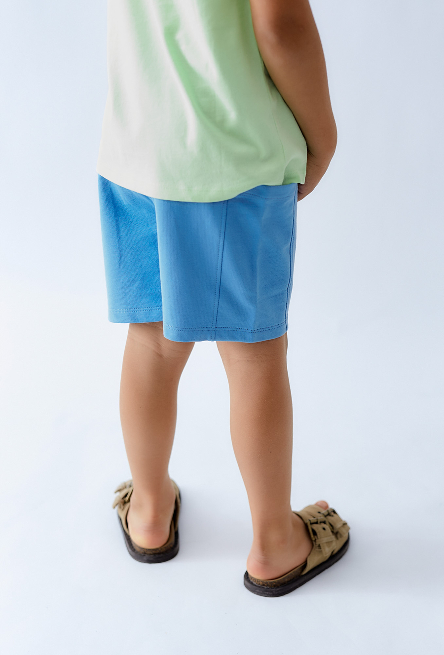 Niebieskie szorty chłopięce