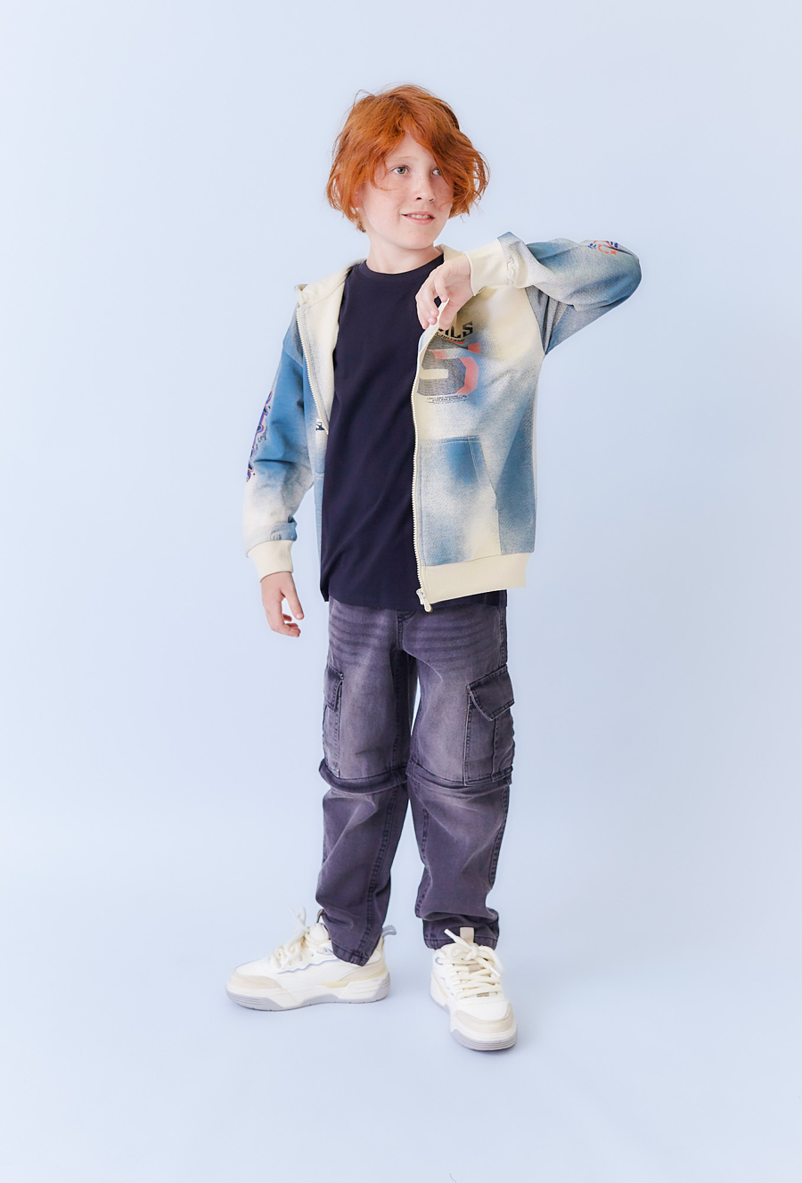 Bluza chłopięca. rozpinana z kapturem i nadrukiem