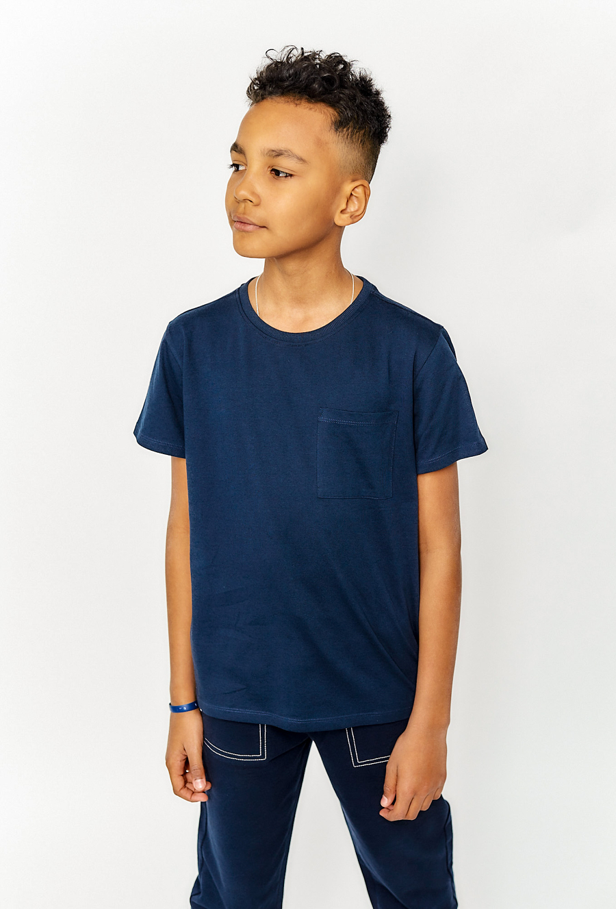 Granatowy t-shirt chłopięcy z kieszonką
