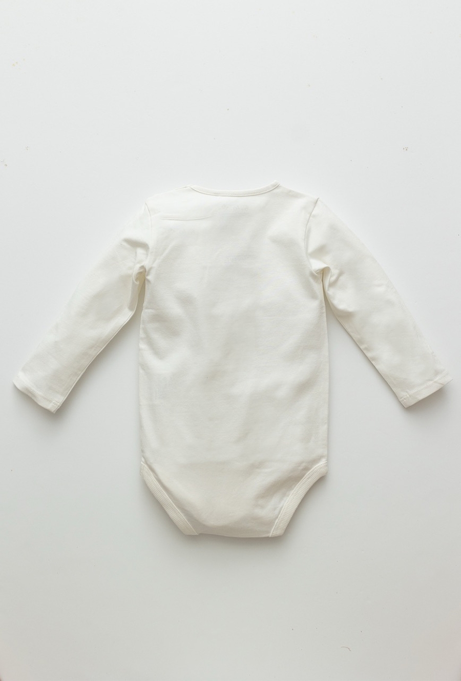 Białe body niemowlęce z nadrukiem pieska i napisem „Little Love”