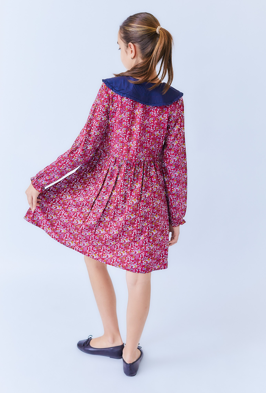 Czerwona sukienka dziewczęca z długim rękawem i wiązaniem