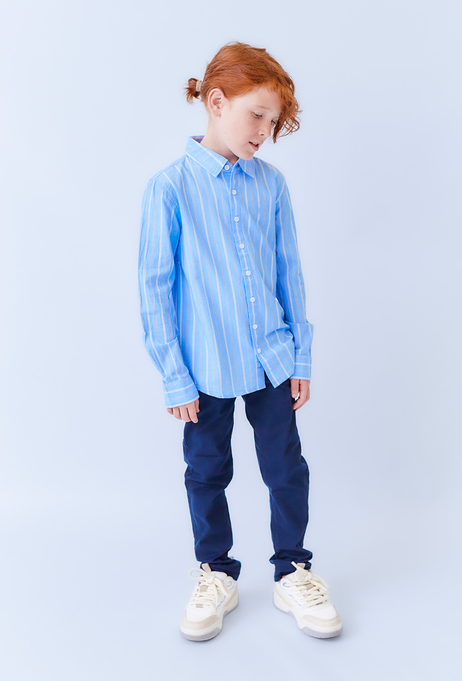 Koszula chłopięca niebieska w paski z haftem. długi rękaw
