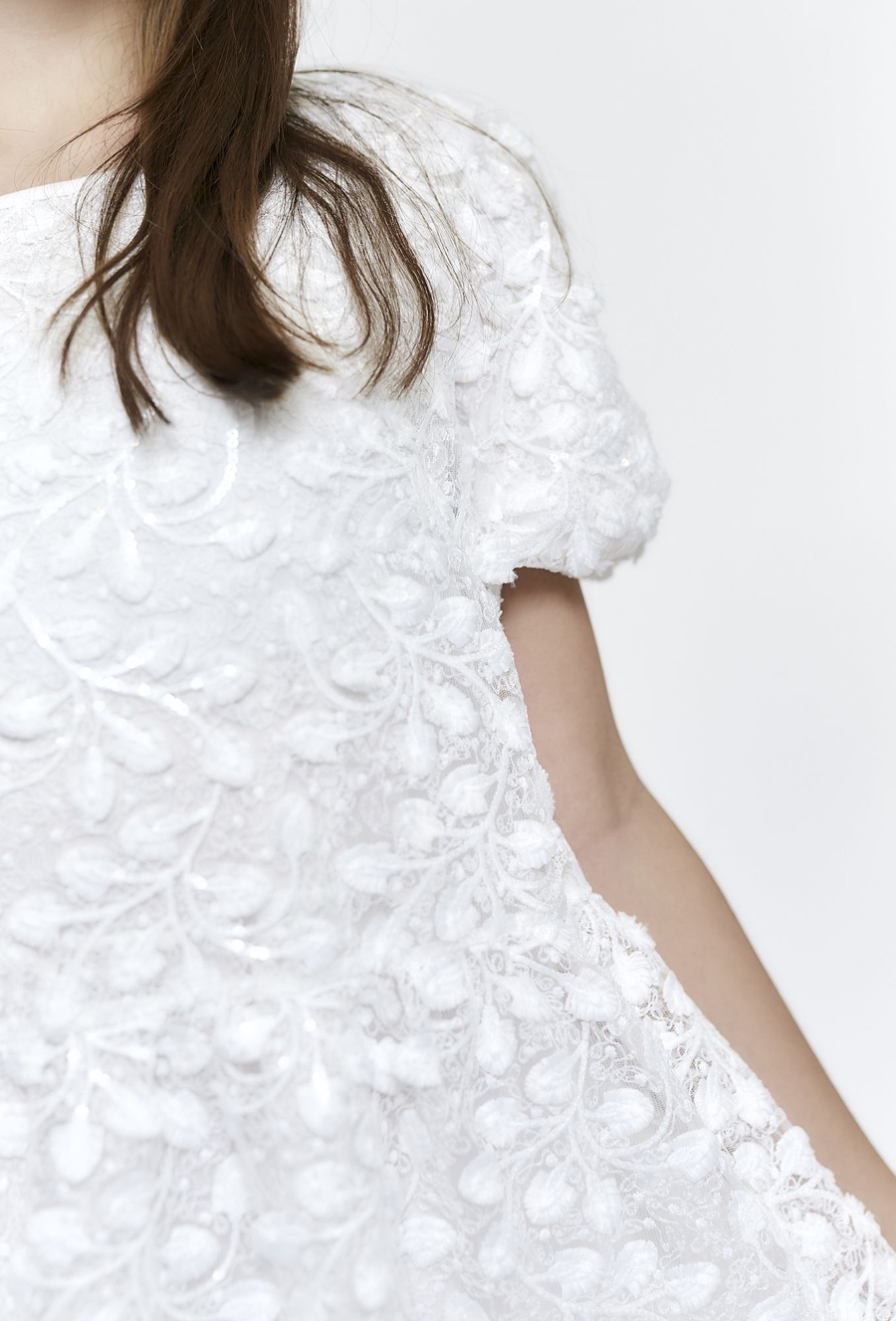 Biała elegancka sukienka z ótkimi rękawami