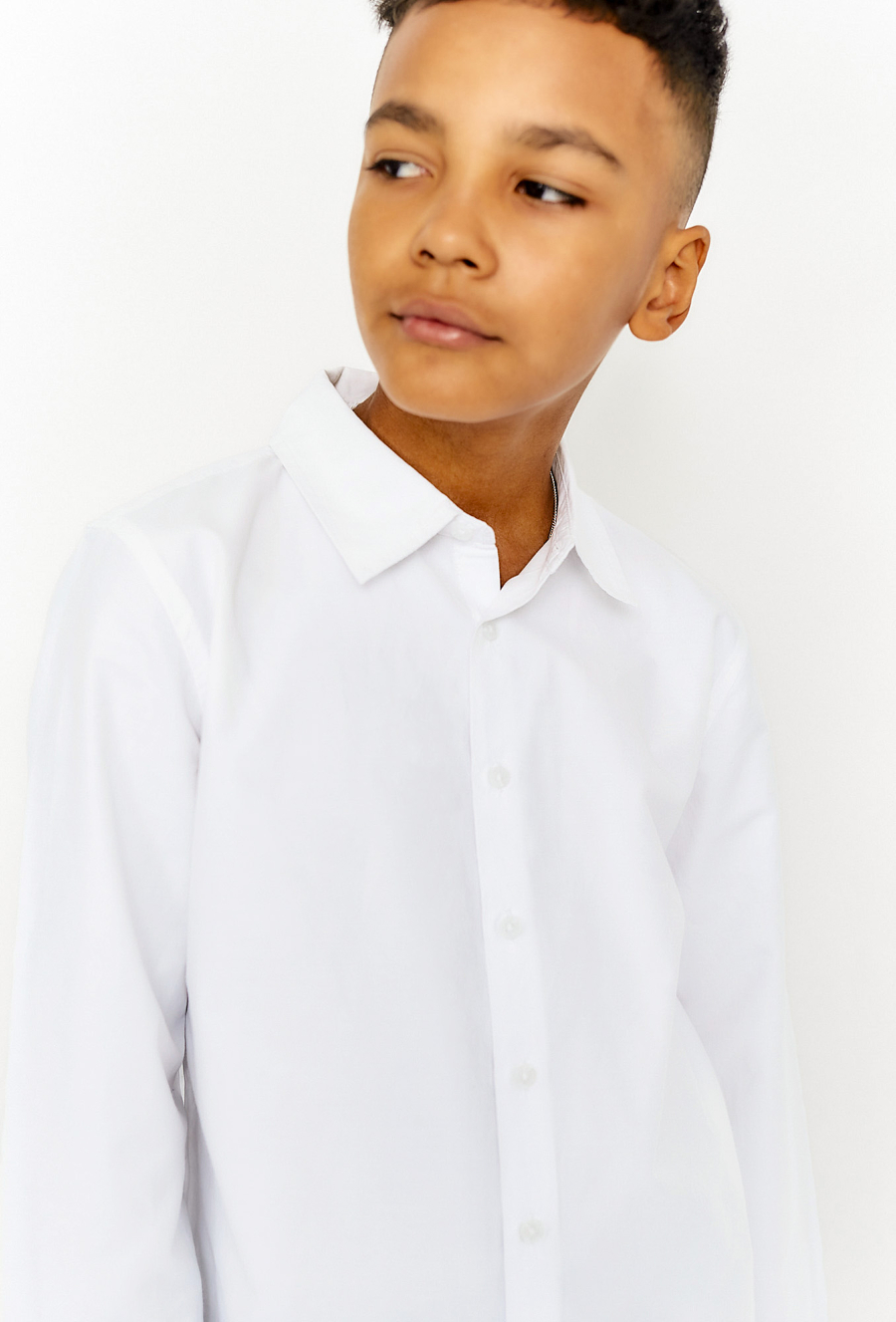 Klasyczna biała koszula chłopięca z długim rękawem