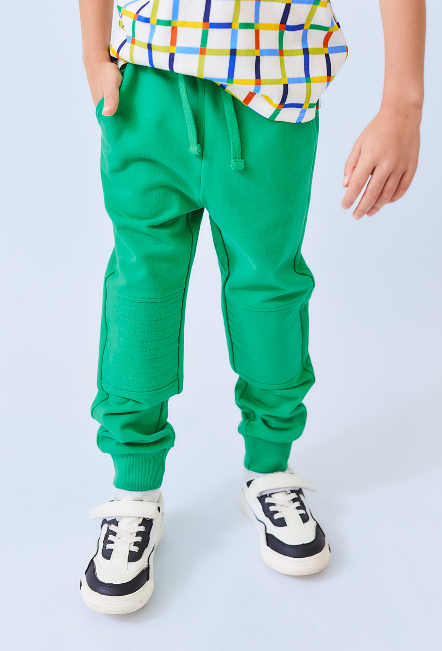 Zielone spodnie dresowe chłopięce – wzmocnione kolana.