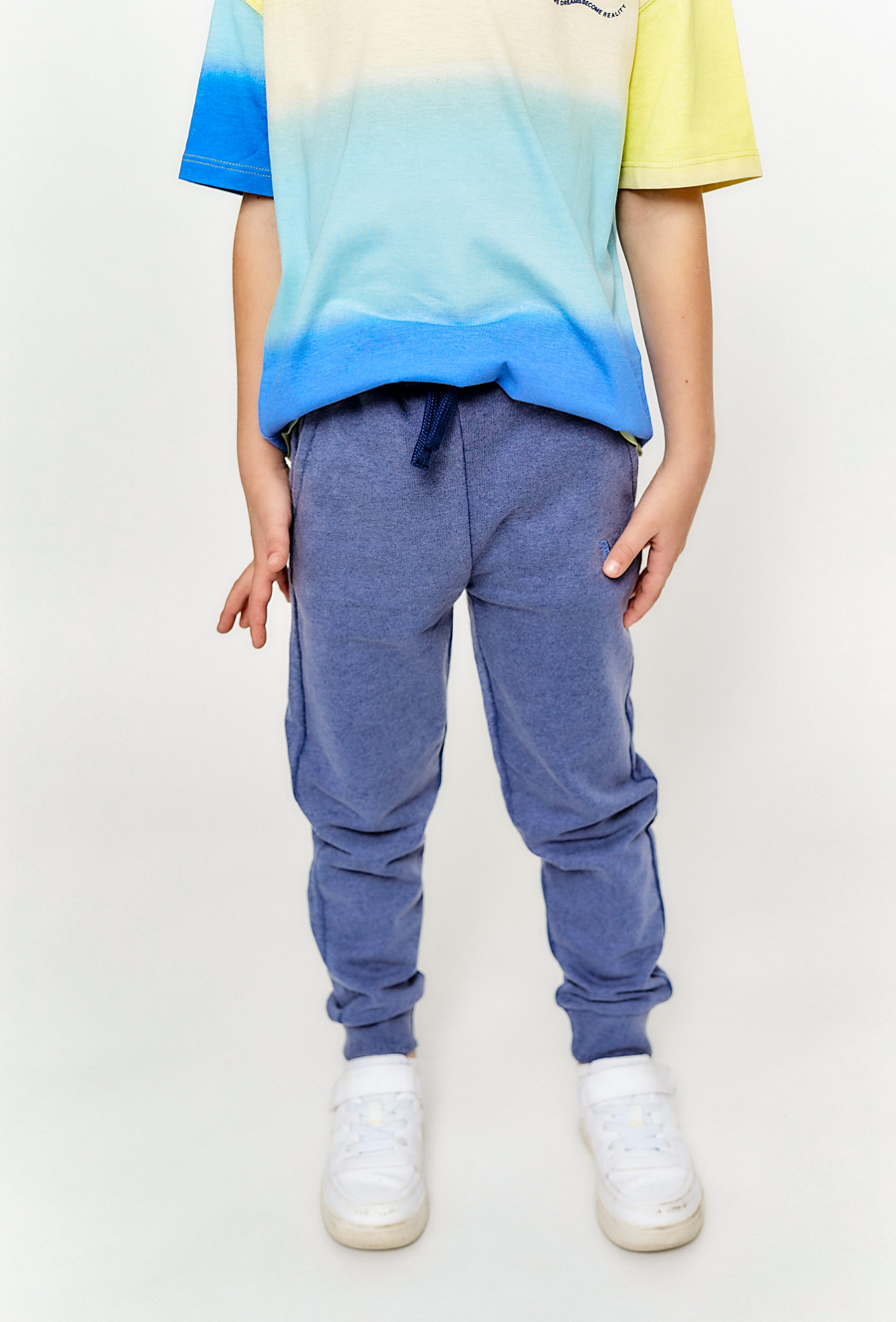 Chłopięce spodnie dresowe - niebieskie z dinozaurem