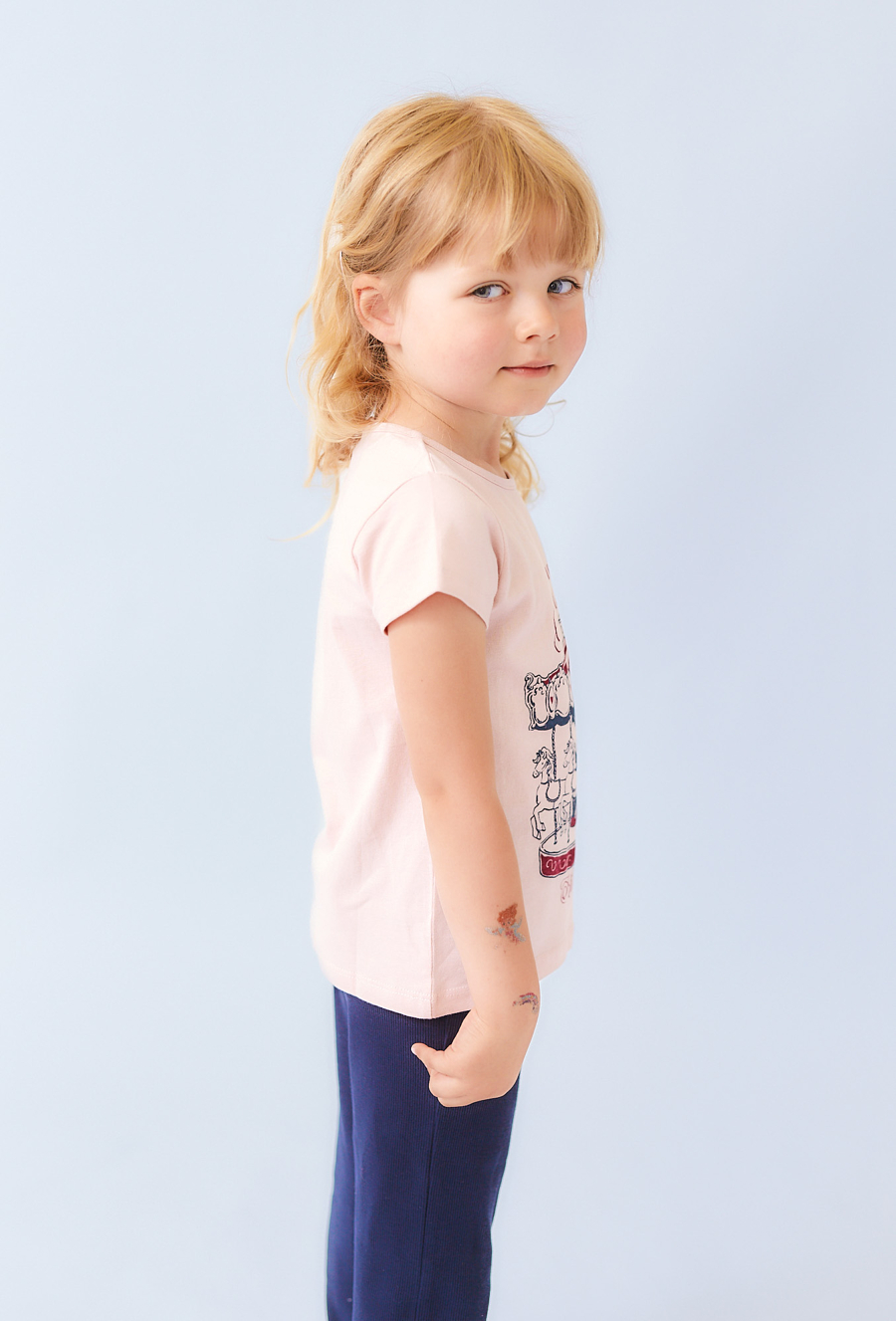 Różowa koszulka dziewczęca z nadrukiem karuzeli