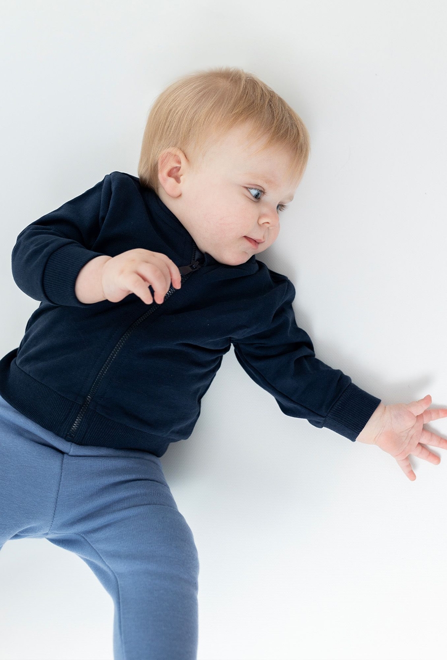 Granatowa rozpinana bluza dresowa dla niemowlaka - 5.10.15.