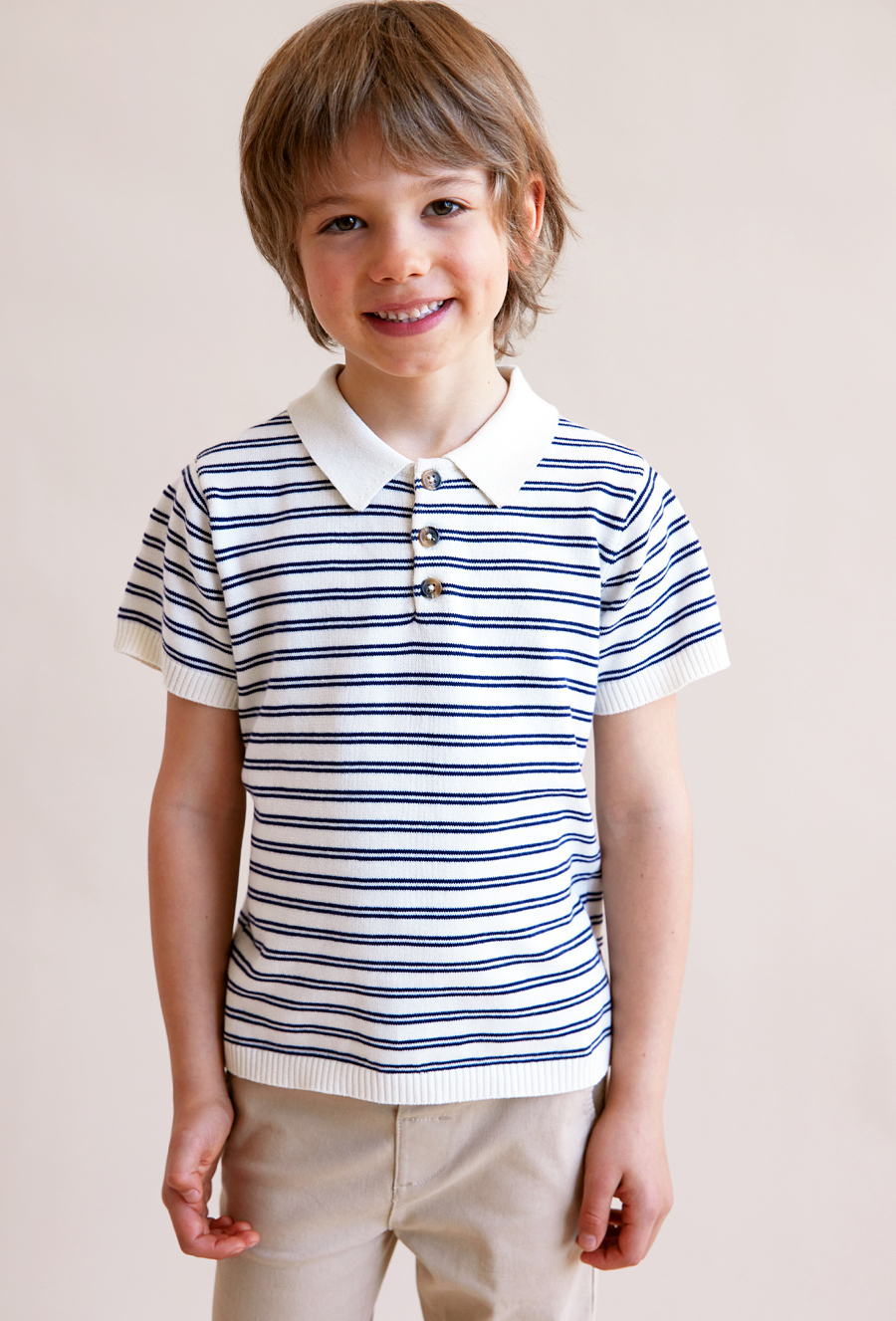 Koszulka chłopięca z kołnierzykiem - biało-granatowe paski