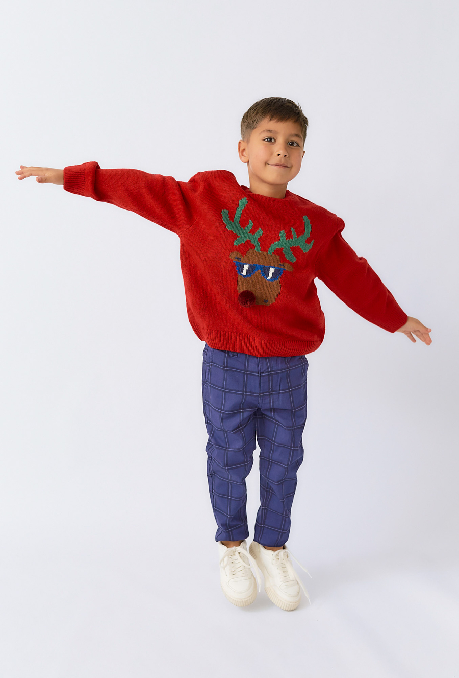 Czerwony sweter chłopięcy z reniferem i pomponem
