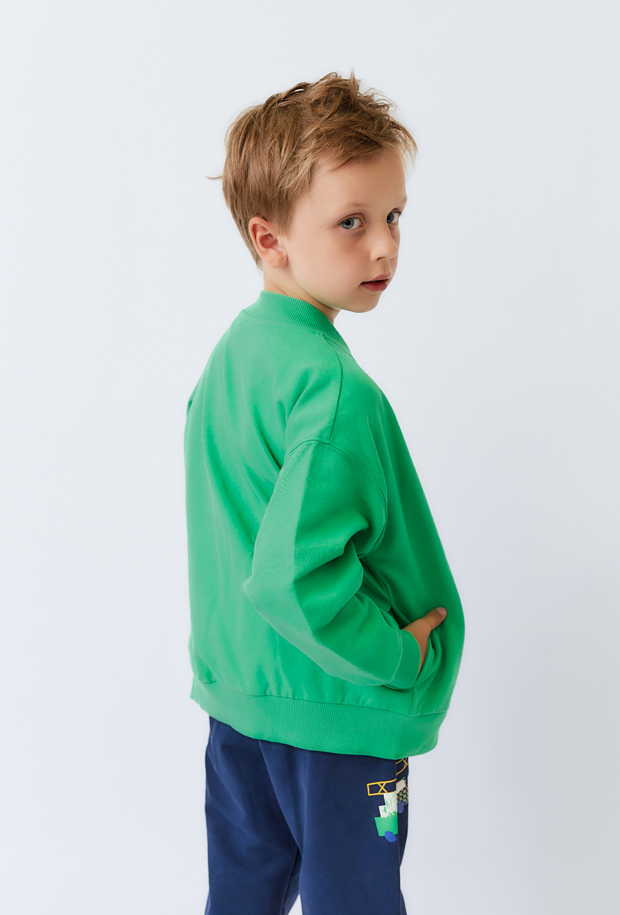 Bluza dziecięca zielona rozpinana na stójce z haftem.