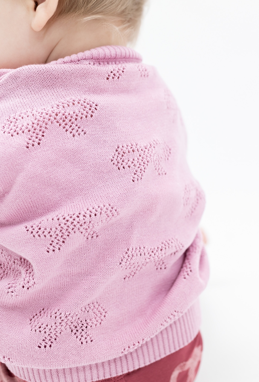Różowy sweterek dla niemowlaka