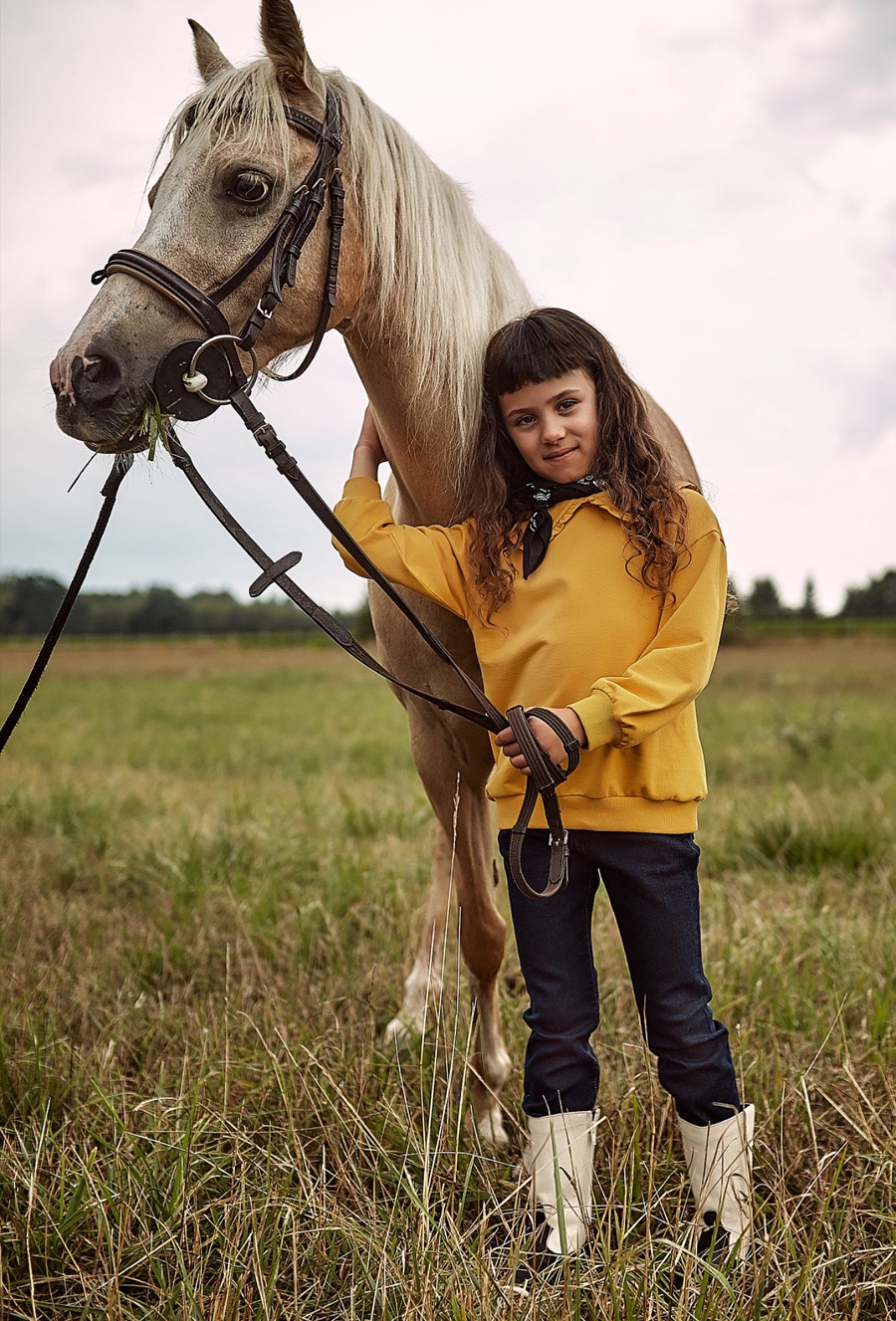 Żółta bluza dla dziewczynki z kołnierzykiem