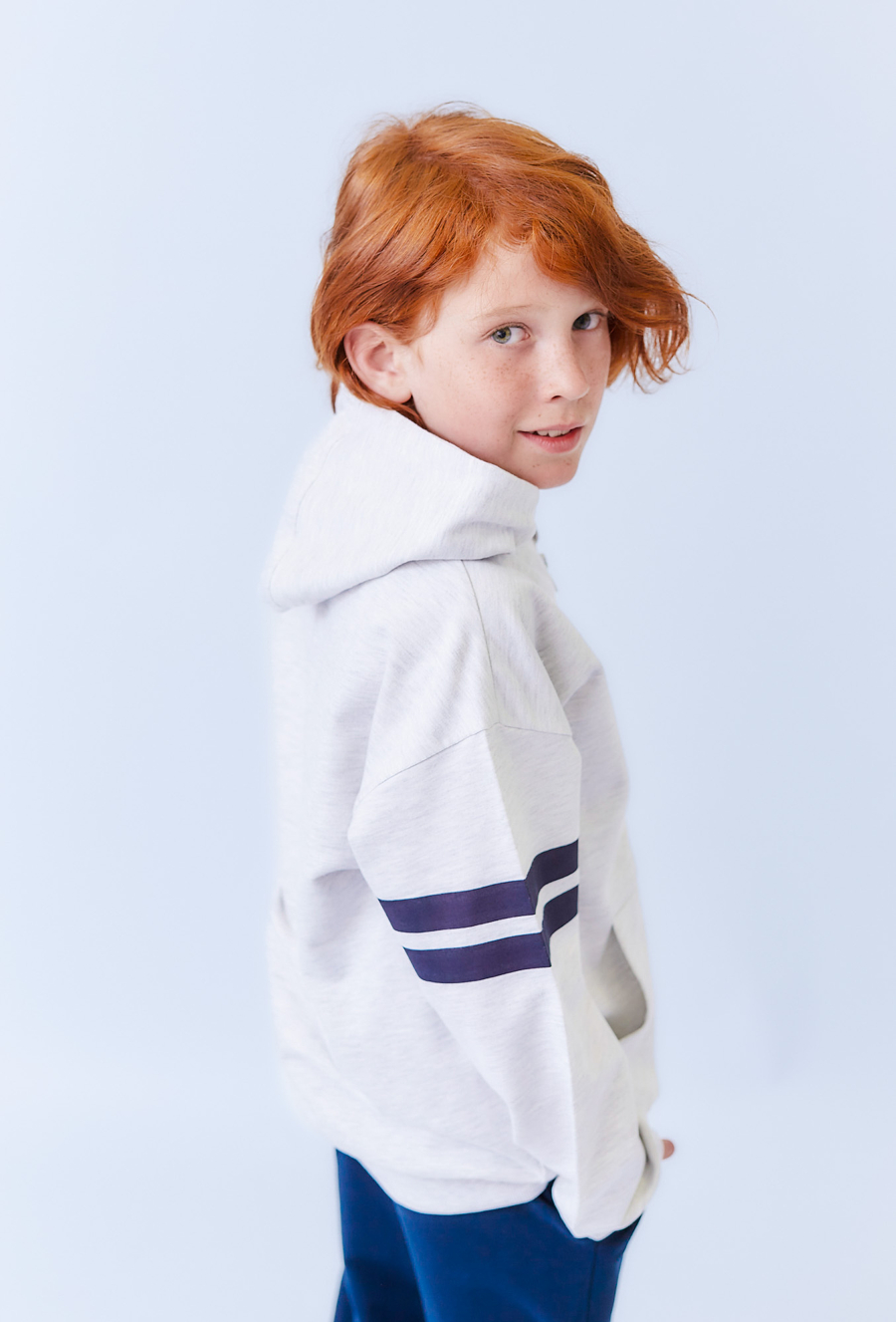 Bluza chłopięca szara z kapturem. haftem i nadrukiem