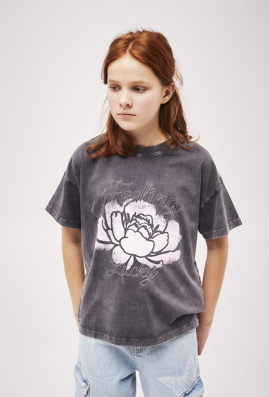 Dziewczęcy T-shirt oversize z nadrukiem - szary