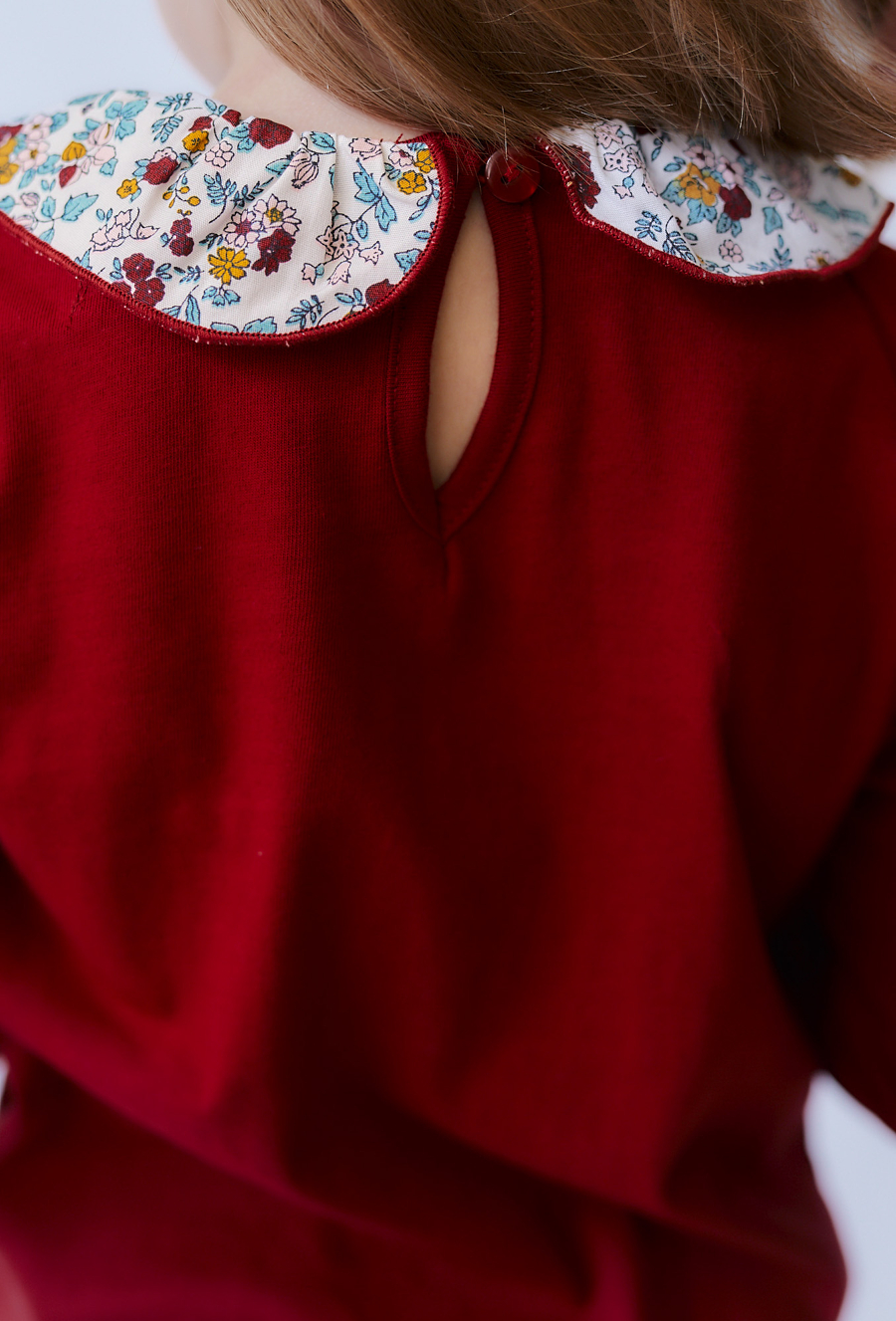 Czerwona bluzka z kwiatowym kołnierzykiem