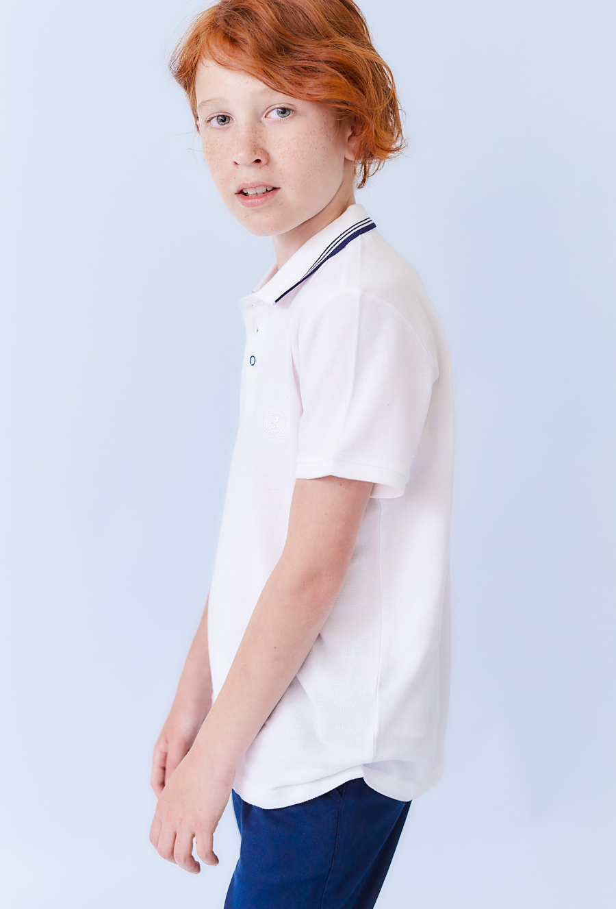 Białe polo chłopięce z kołnierzykiem