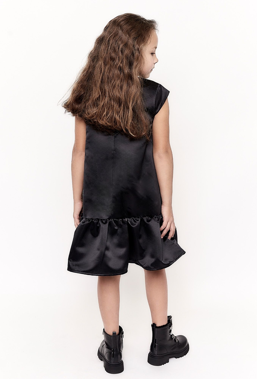 Czarna sukienka z ótkim rękawem