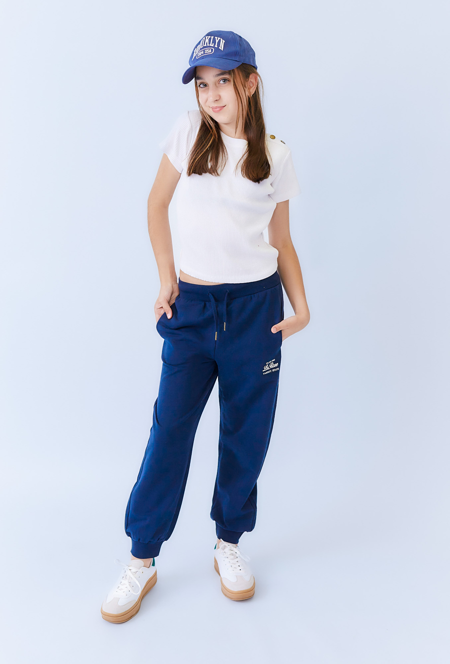 Spodnie dresowe dziewczęce granatowe z nadrukiem.