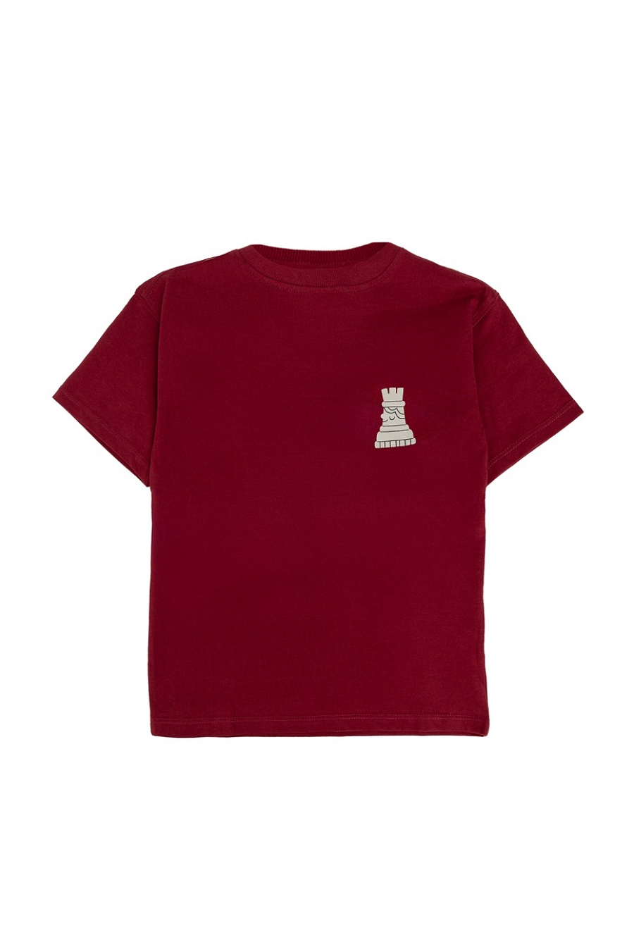 Czerwona koszulka chłopięca z nadrukiem figury szachowej.