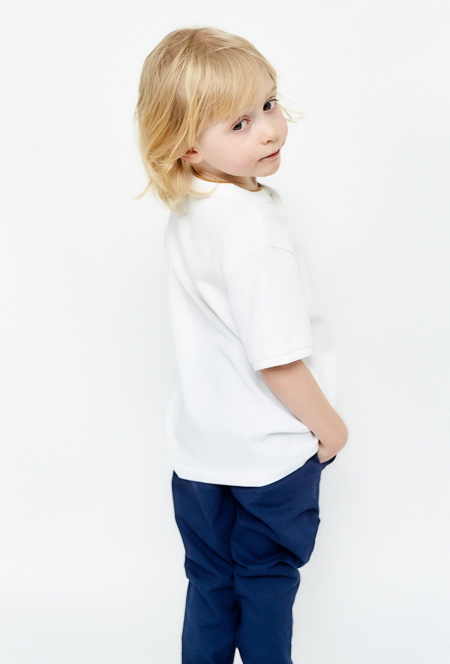 Biała koszulka henley dla chłopca