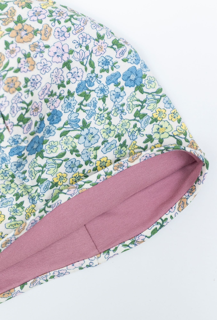 Cienka czapka dziewczęca w kwiaty