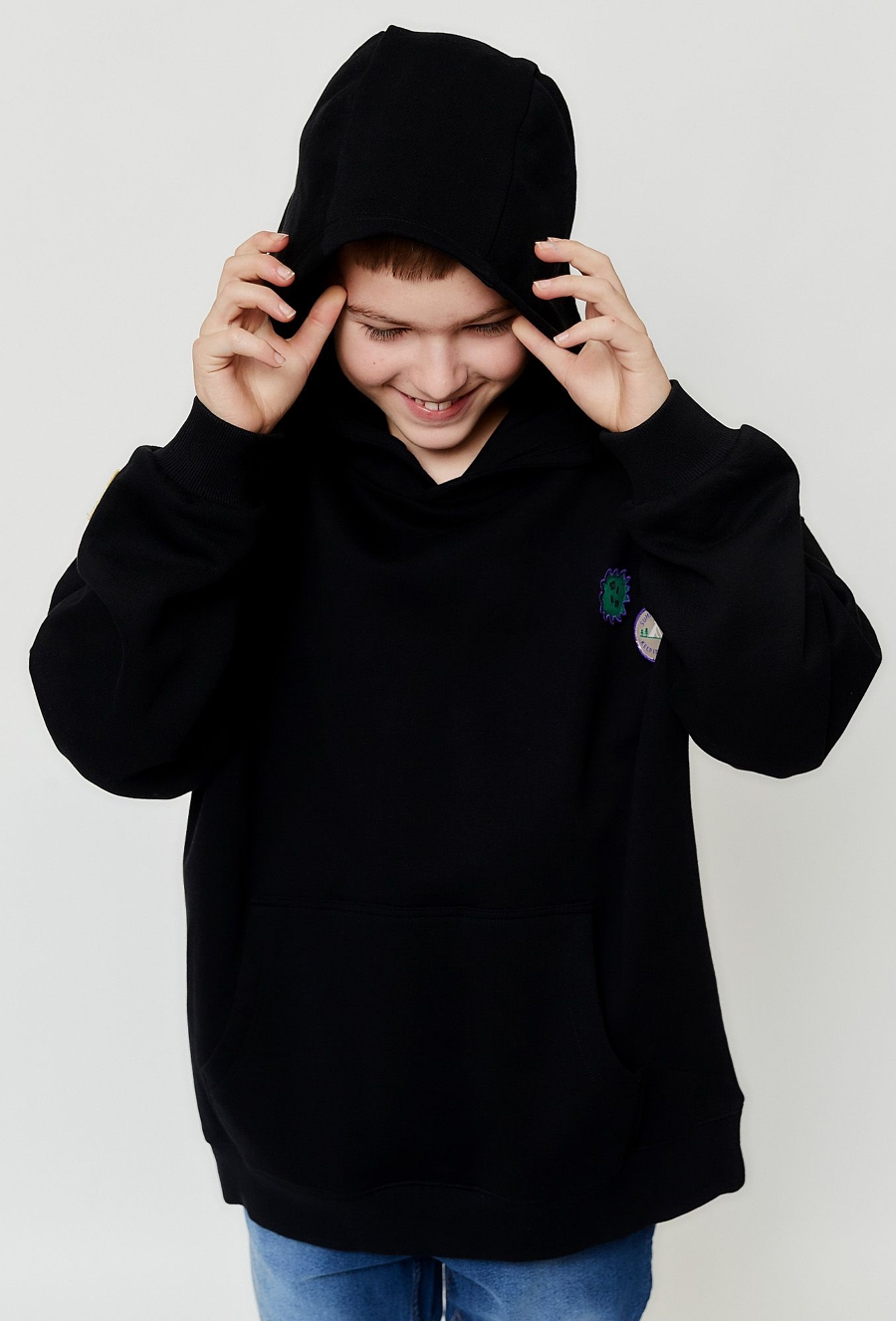 Nierozpinana bluza z kapturem i naszywkami