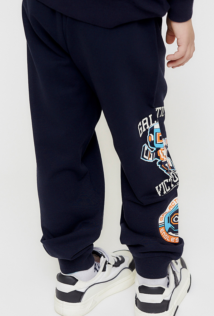 Czarne spodnie dresowe z nadrukiem