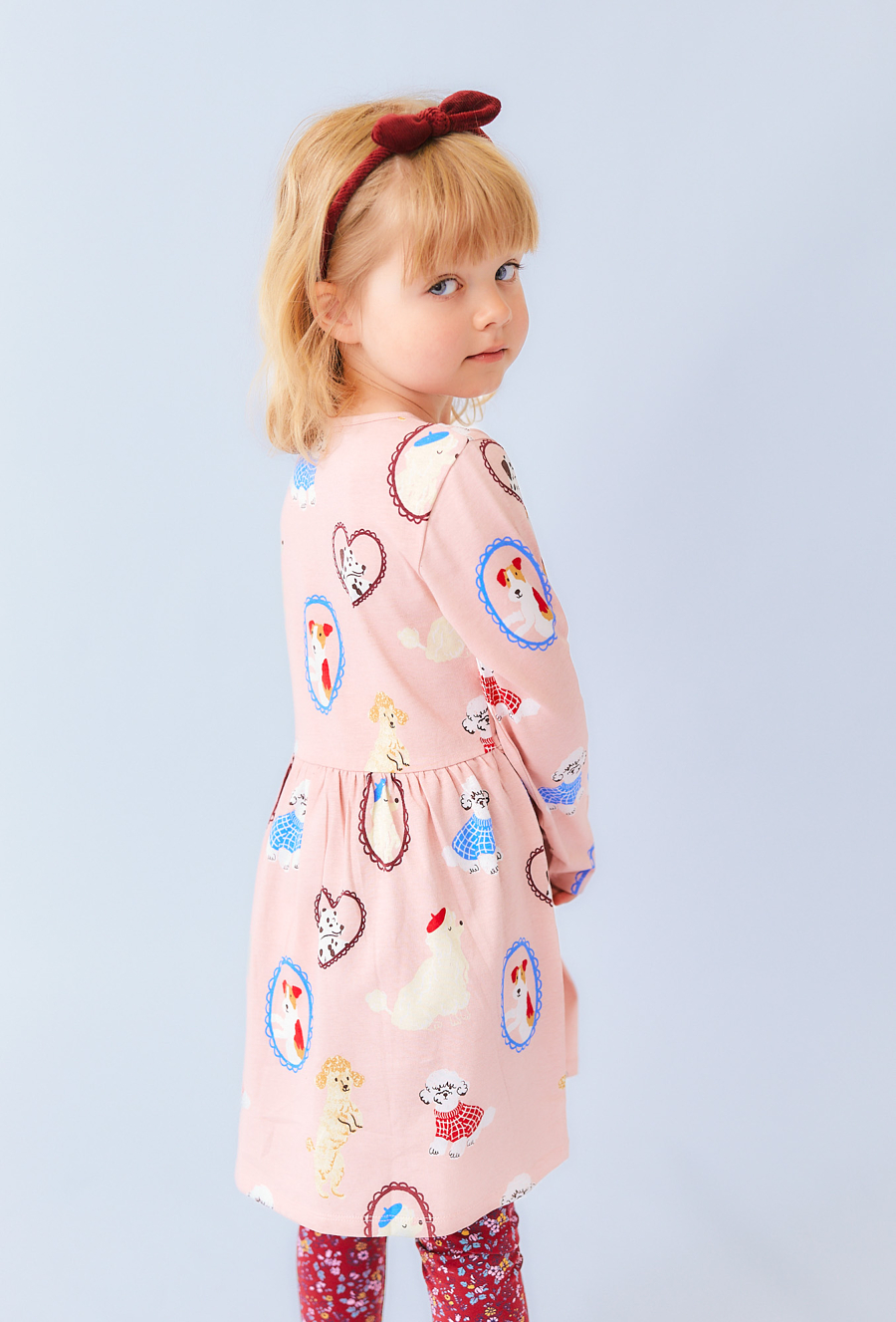 Różowa sukienka dziewczęca z długim rękawem i printem