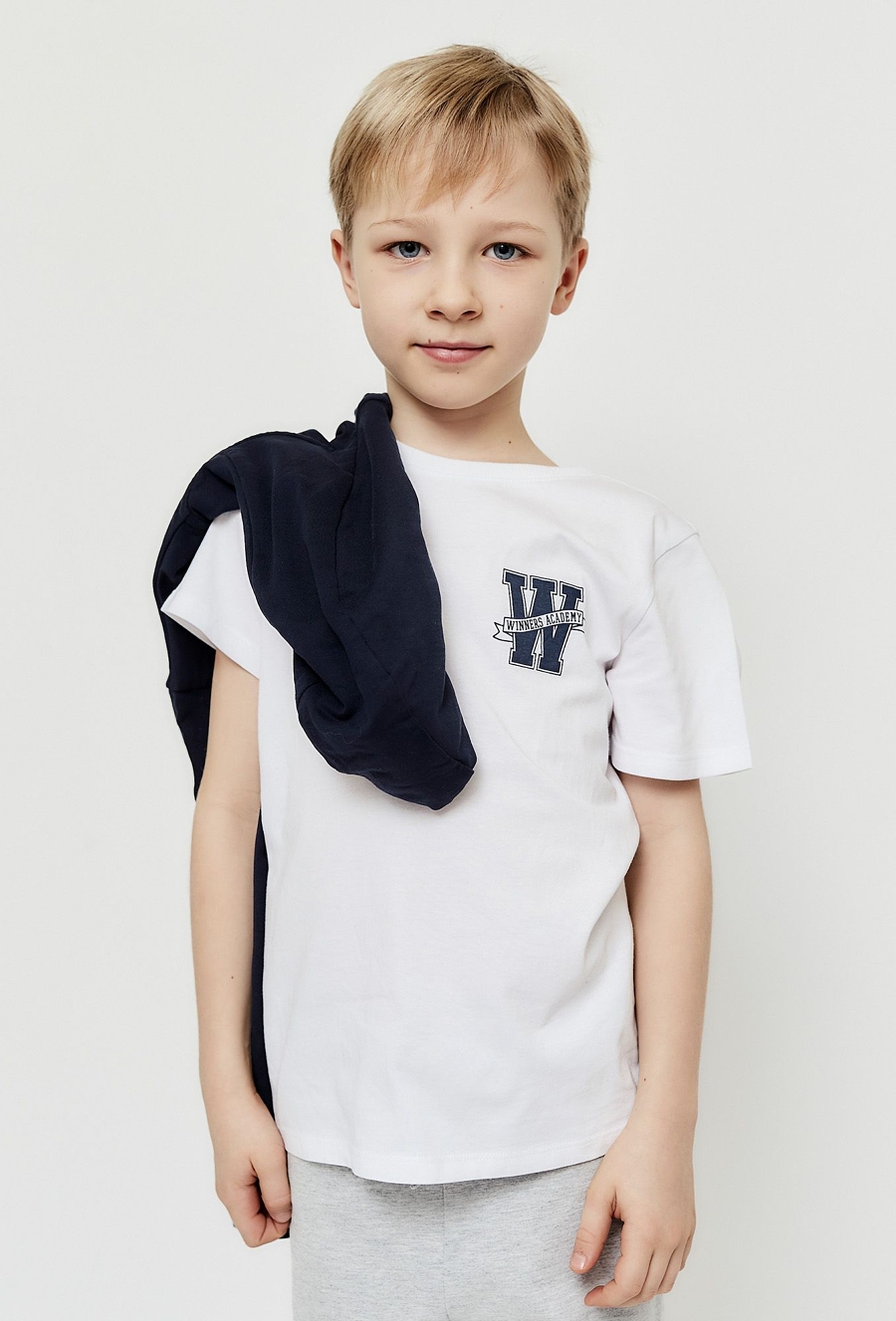 Klasyczny biały t-shirt chłopięcy