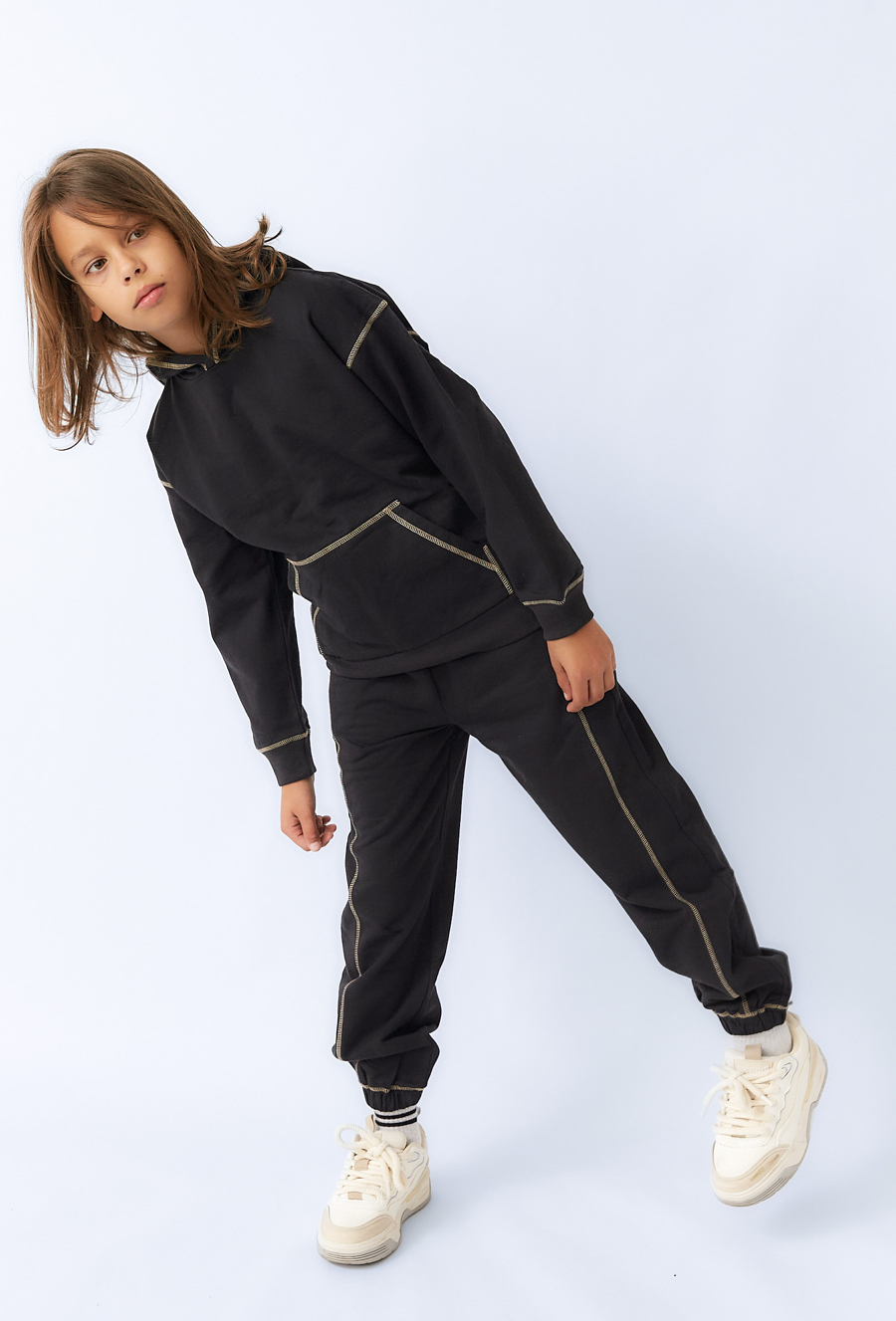 Bluza chłopięca czarna z kapturem i ozdobnymi przeszyciami