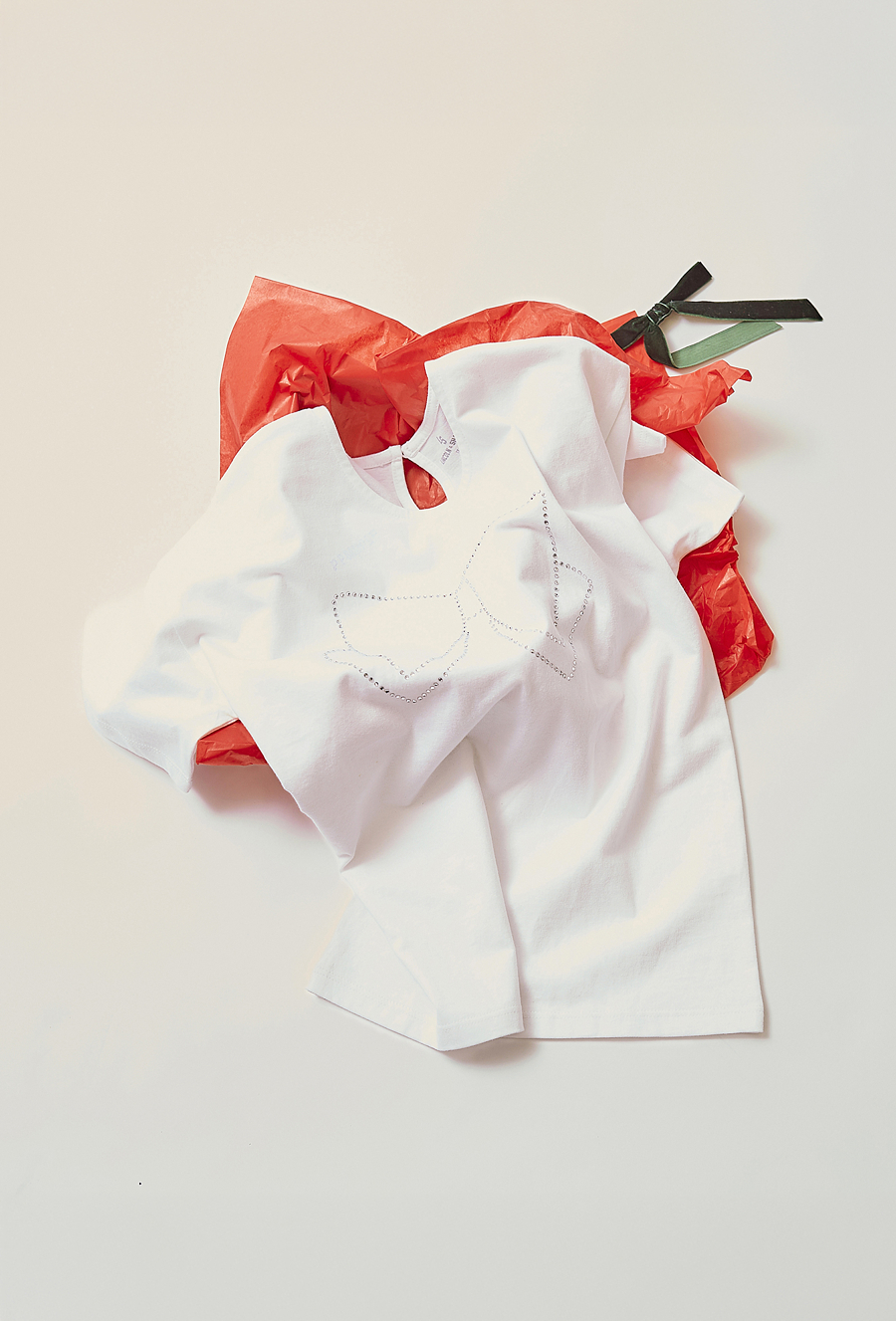 Biały elegancki t-shirt dziewczęcy z ozdobną kokardą