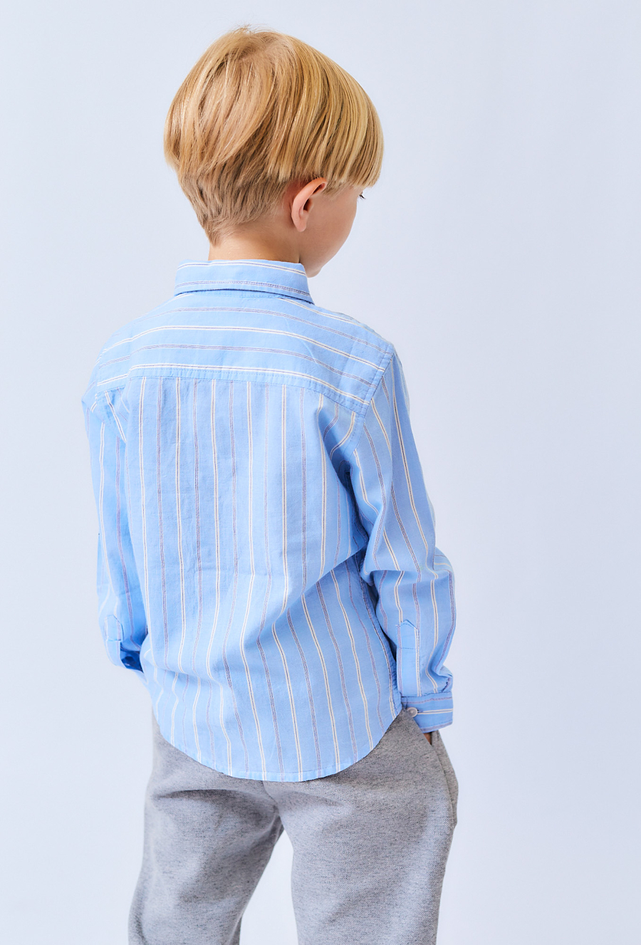 Niebieska koszula chłopięca w paski z haftem