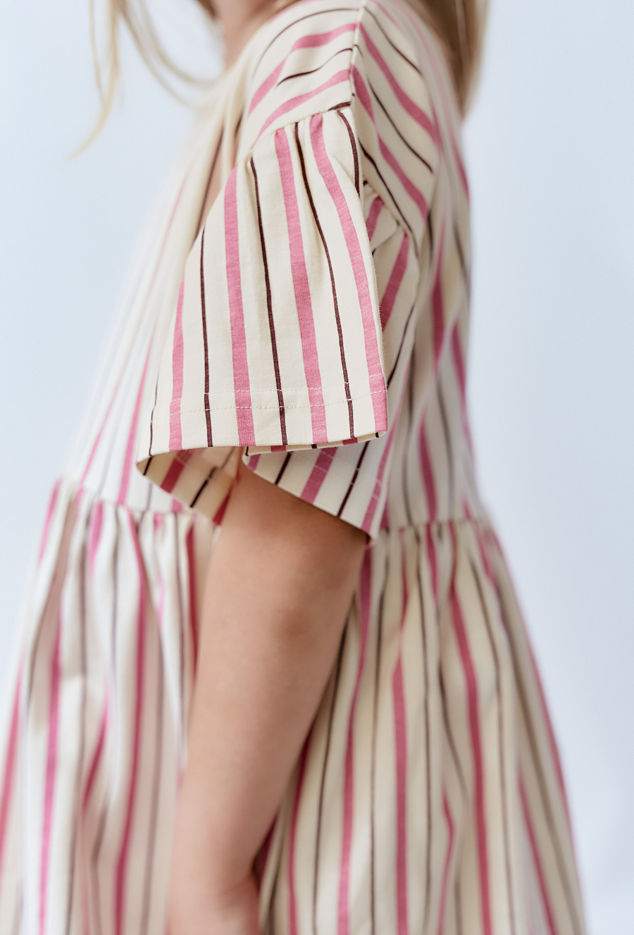 Sukienka w paski z ótkim rękawem