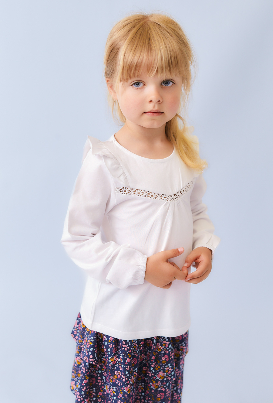Biała bluzka z falbanką i koronkową wstawką